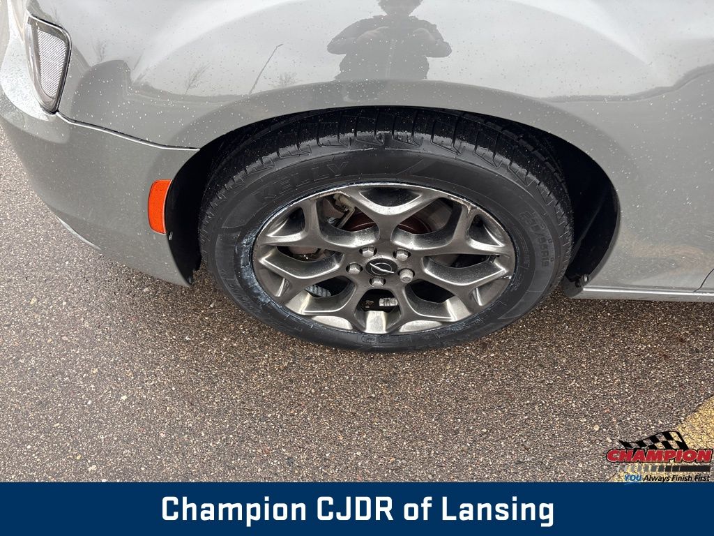 2017 Chrysler 300 S photo 2