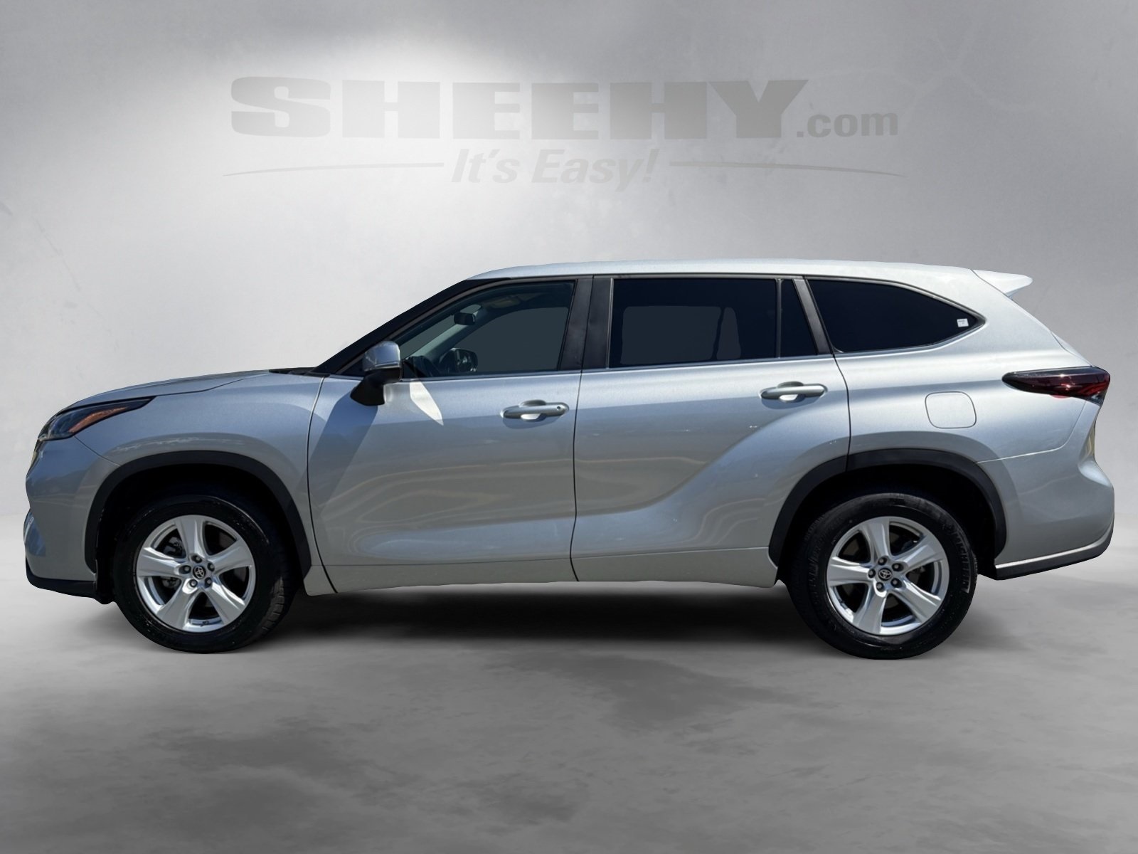 2024 Toyota Highlander LE photo 9