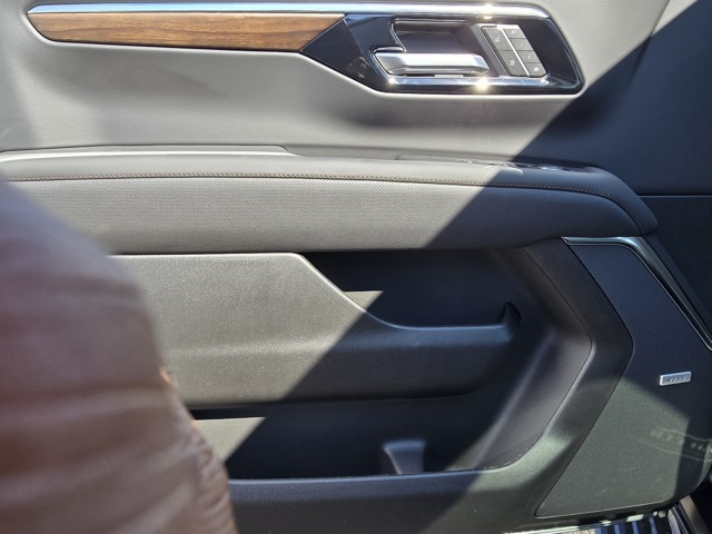 2026 Chevrolet Suburban High Country photo 18