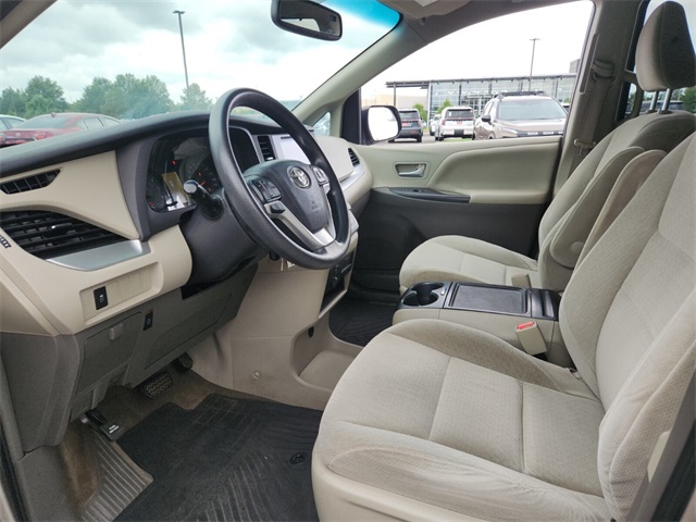 2015 Toyota Sienna LE photo 10