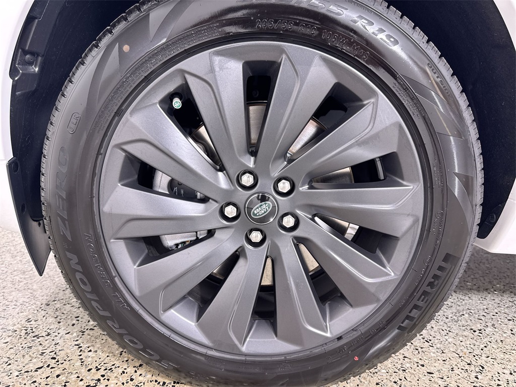 2025 Land Rover Discovery Sport S photo 9