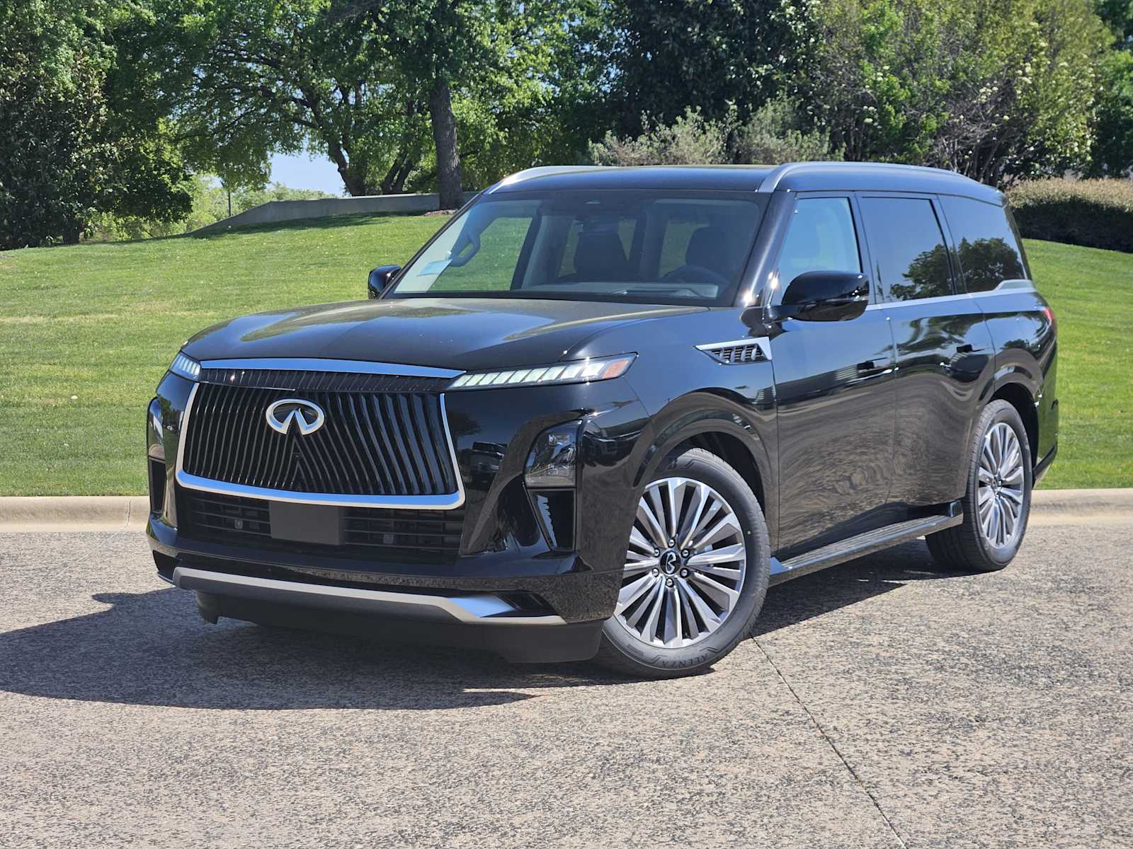 2025 INFINITI QX80 LUXE