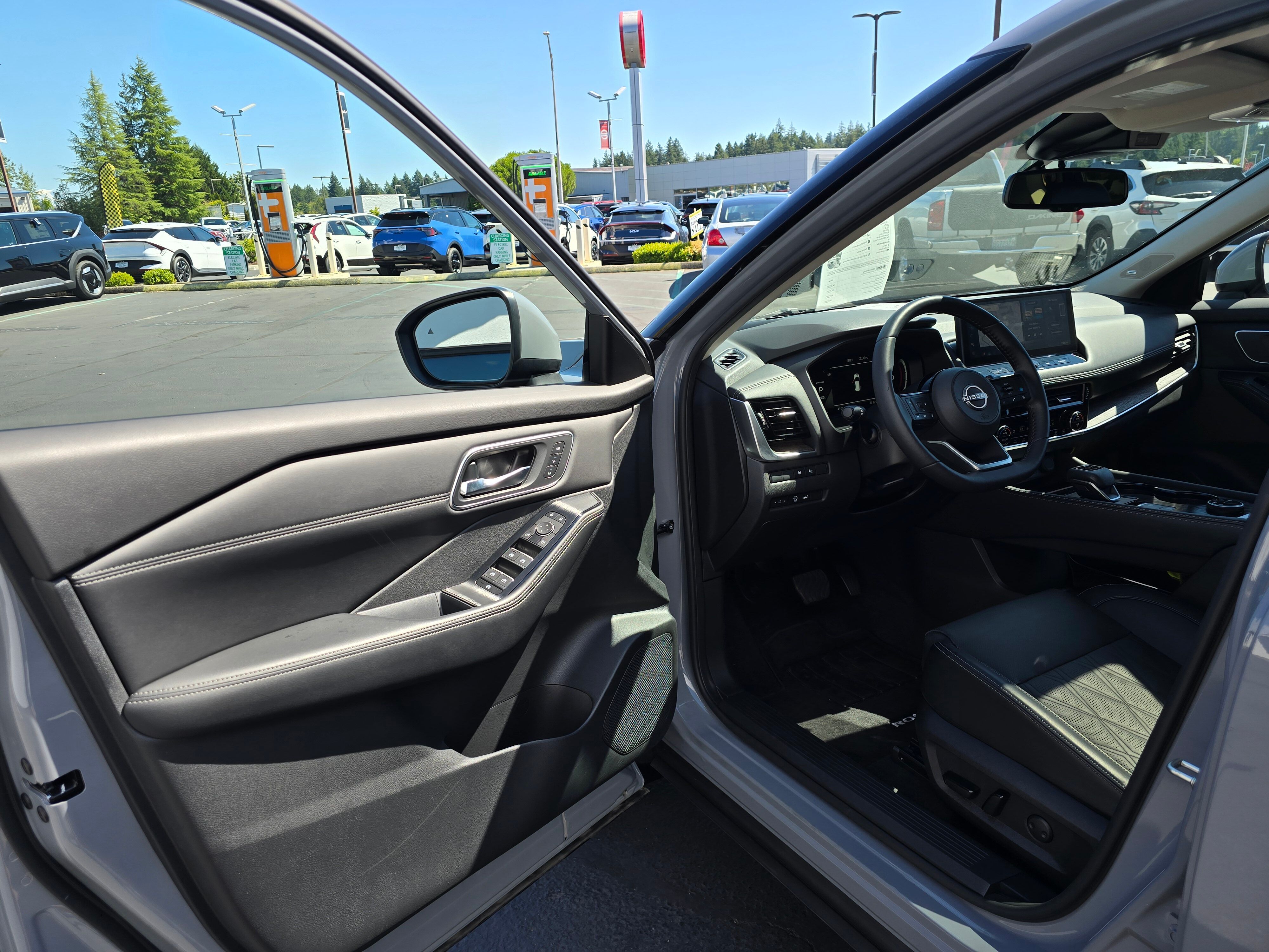 2024 Nissan Rogue Platinum photo 4