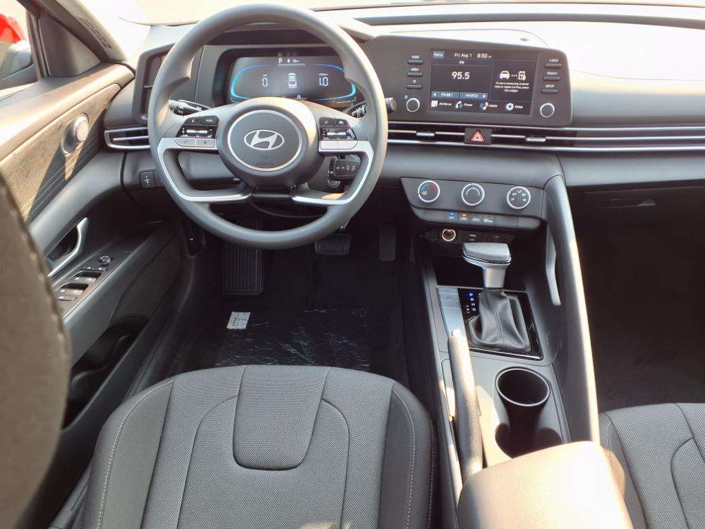 2025 Hyundai Elantra SE photo 3