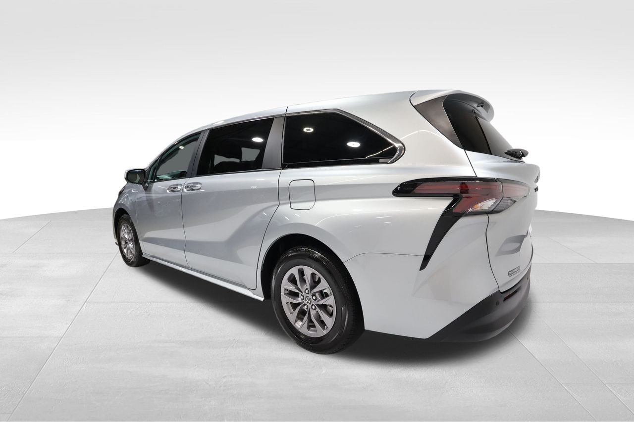2023 Toyota Sienna XLE photo 2