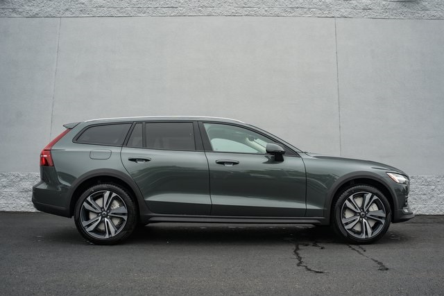 2026 Volvo V60 Cross Country B5 AWD Plus photo 3