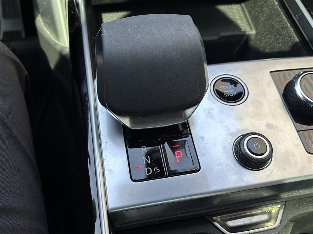 2023 Land Rover Range Rover SE photo 19