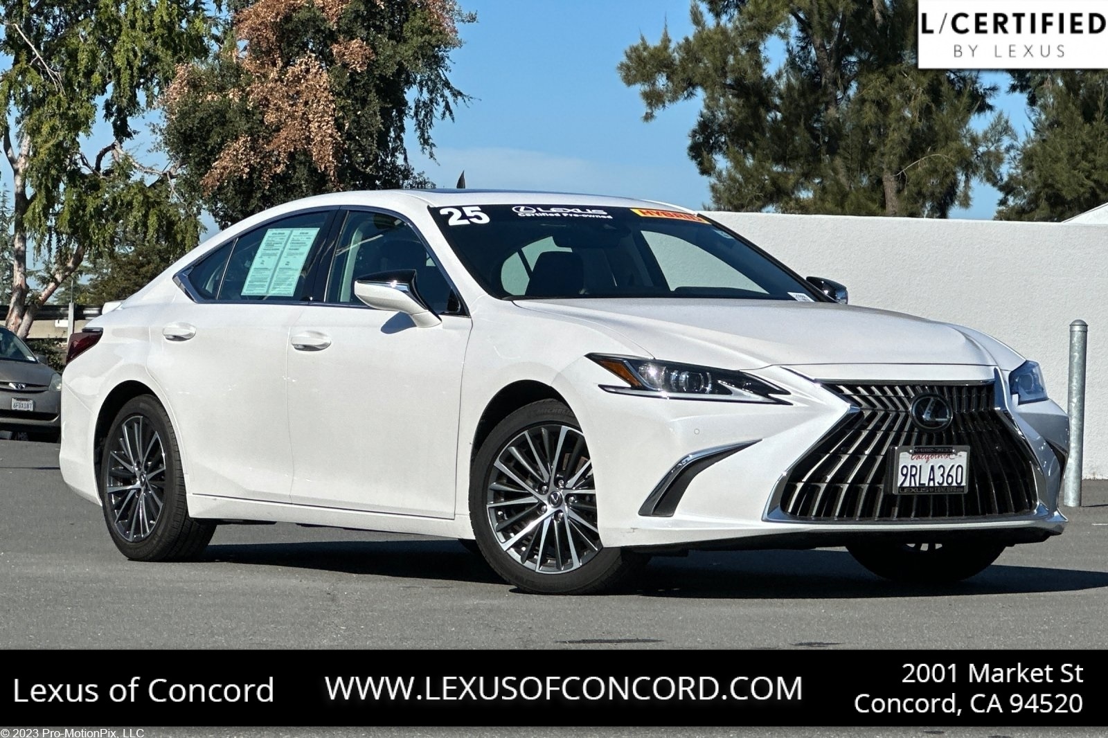 2025 Lexus ES Hybrid 300h's photo