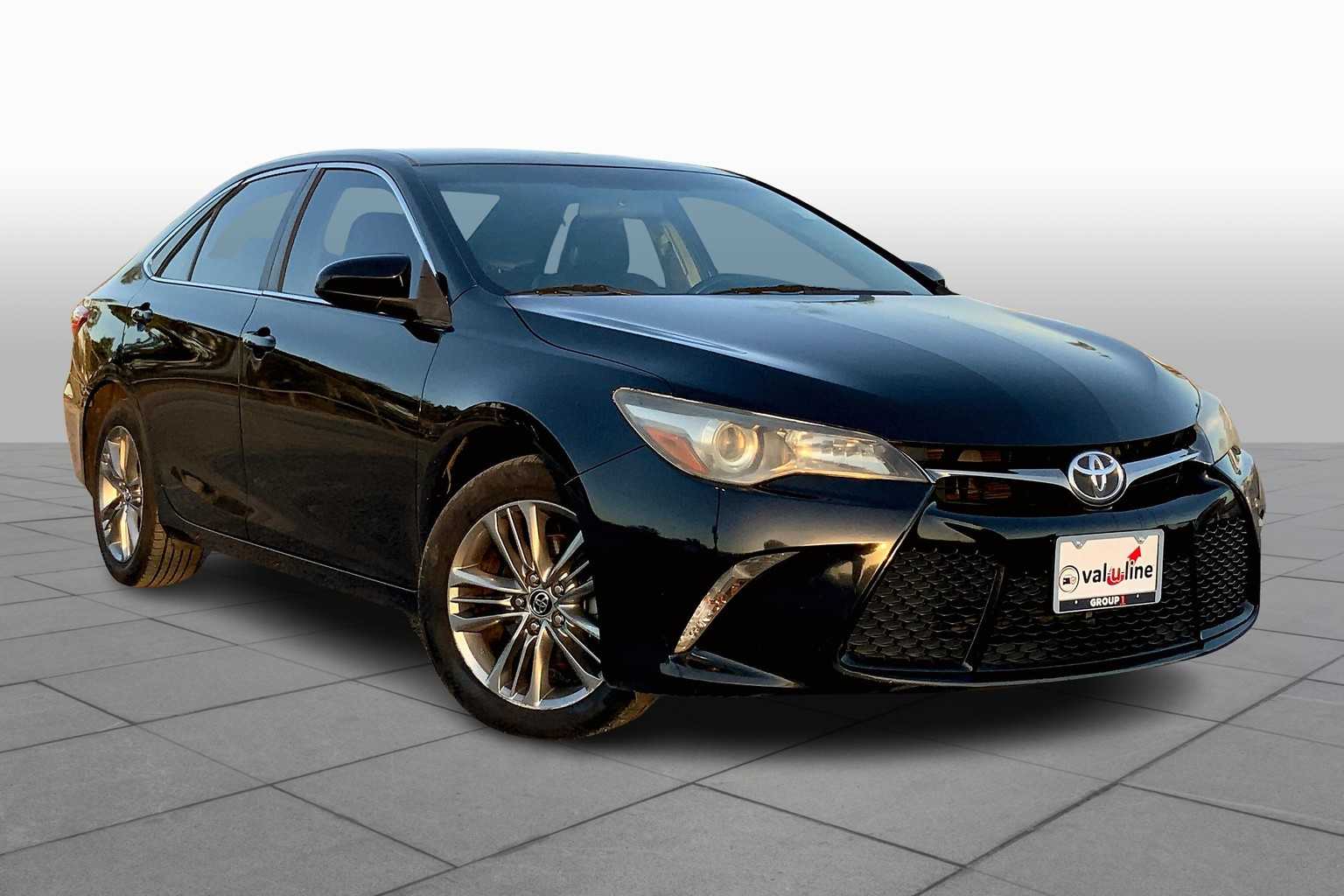 2015 Toyota Camry SE photo 2
