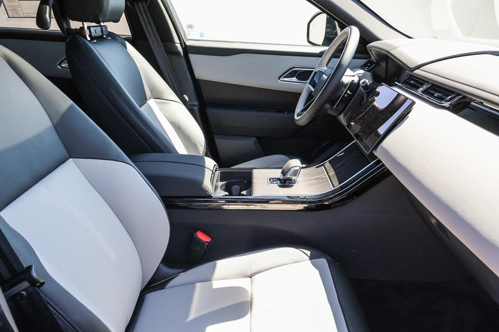 2026 Land Rover Range Rover Velar SE photo 12