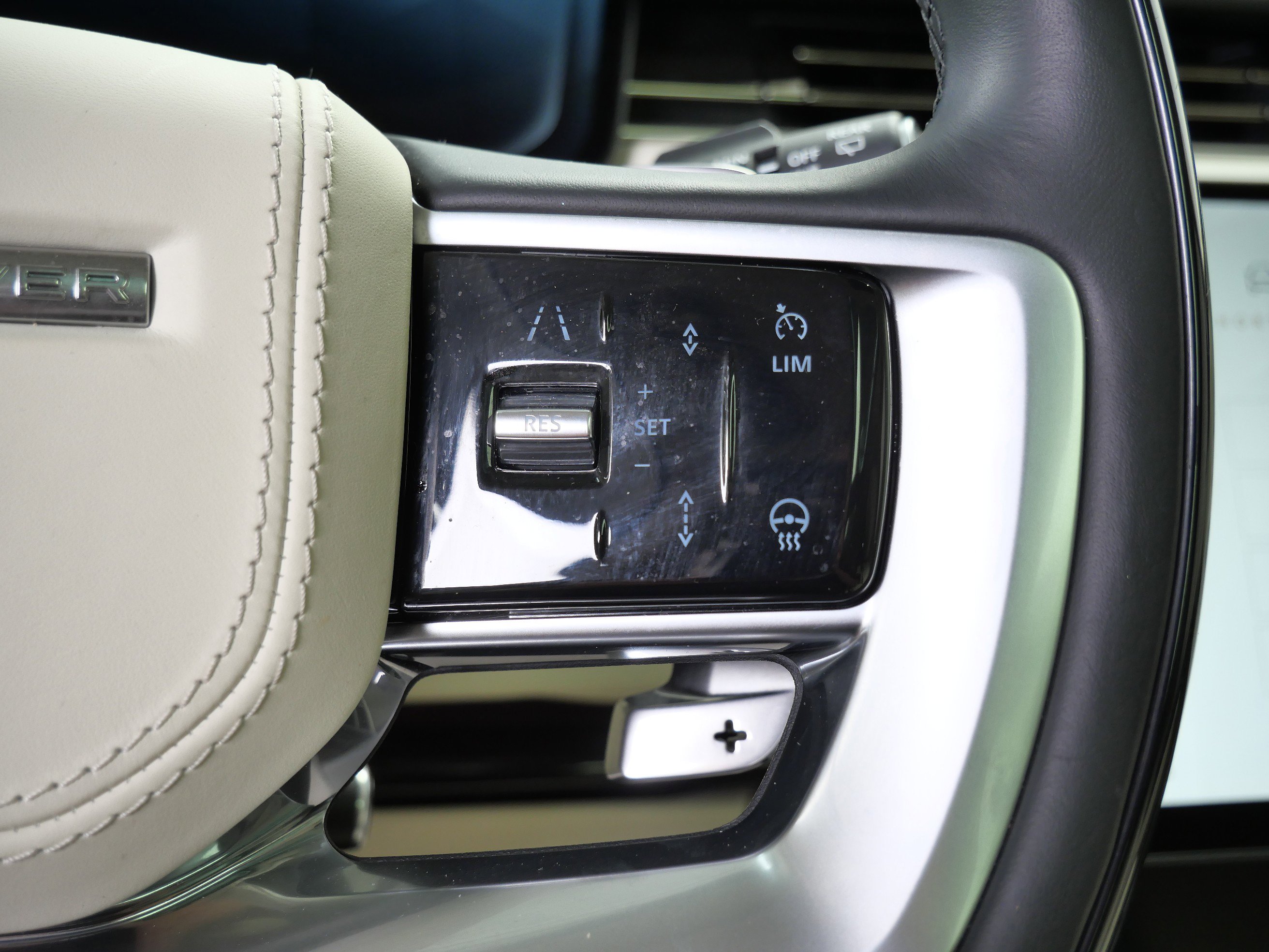 2024 Land Rover Range Rover SE photo 21
