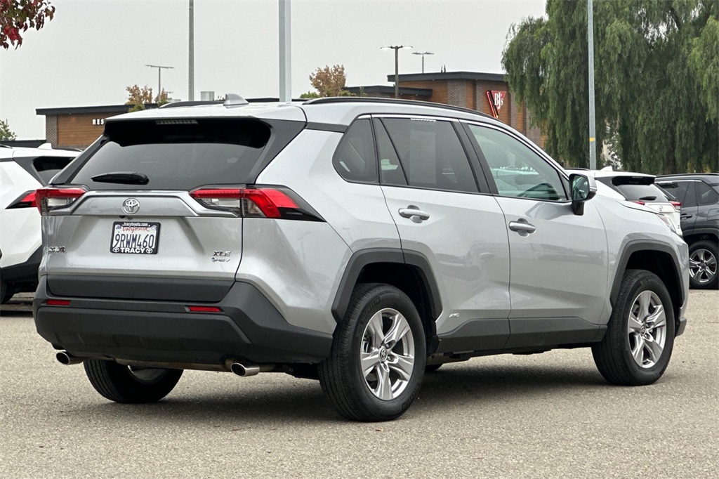 2025 Toyota RAV4 Hybrid XLE photo 3