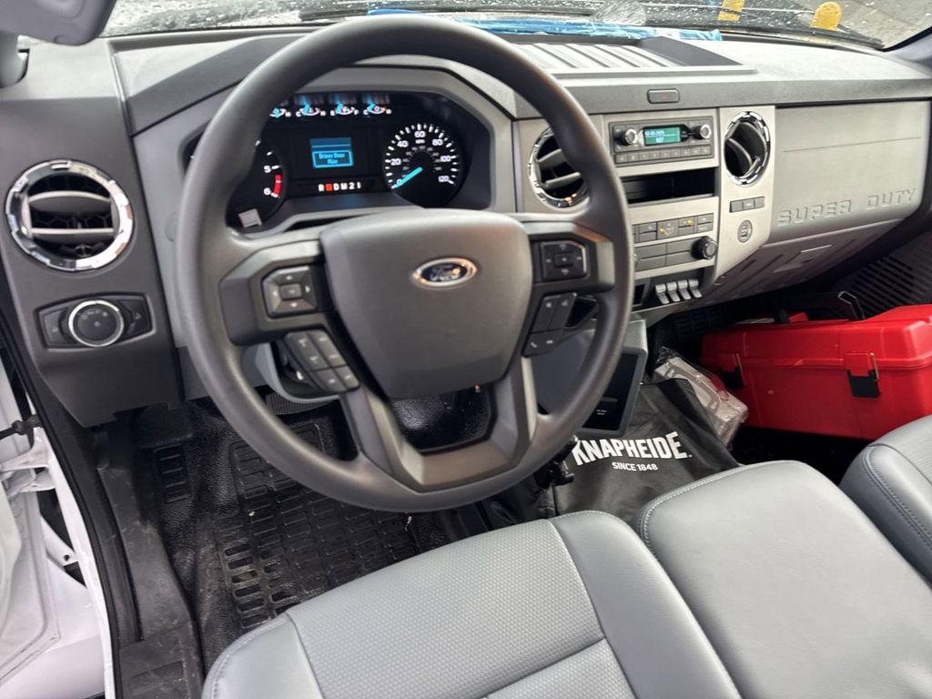 2025 Ford F-750 SuperCab Base photo 4