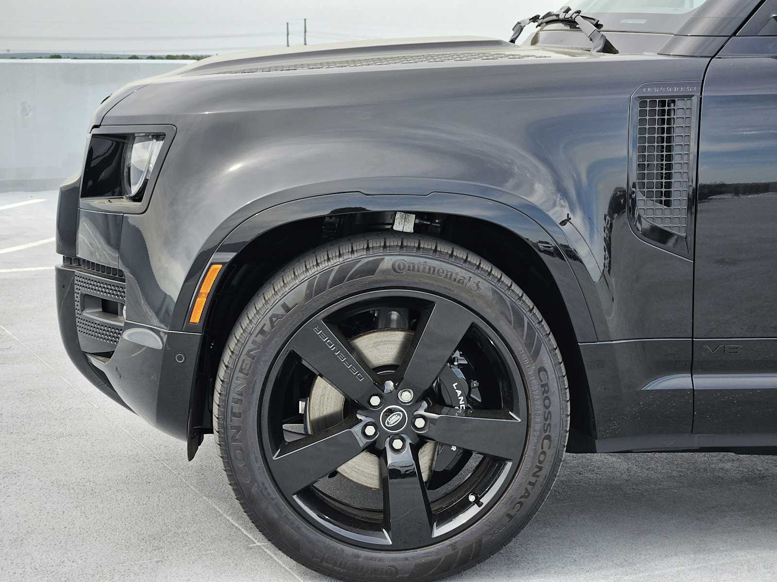 2025 Land Rover Defender 130 V8 photo 9