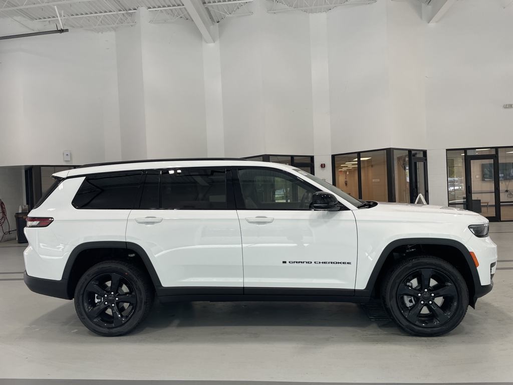 2025 Jeep Grand Cherokee Altitude photo 4
