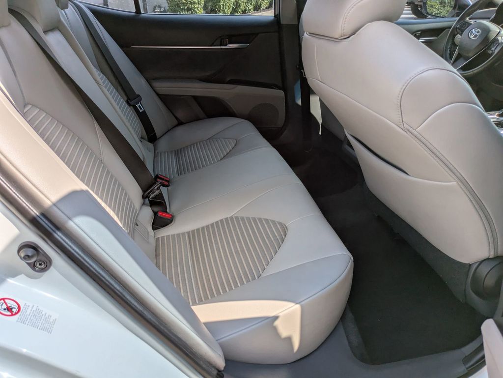2018 Toyota Camry SE photo 22