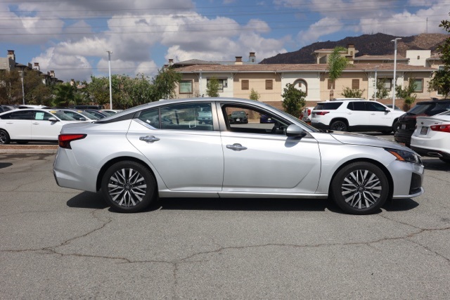 2023 Nissan Altima 2.5 SV photo 2
