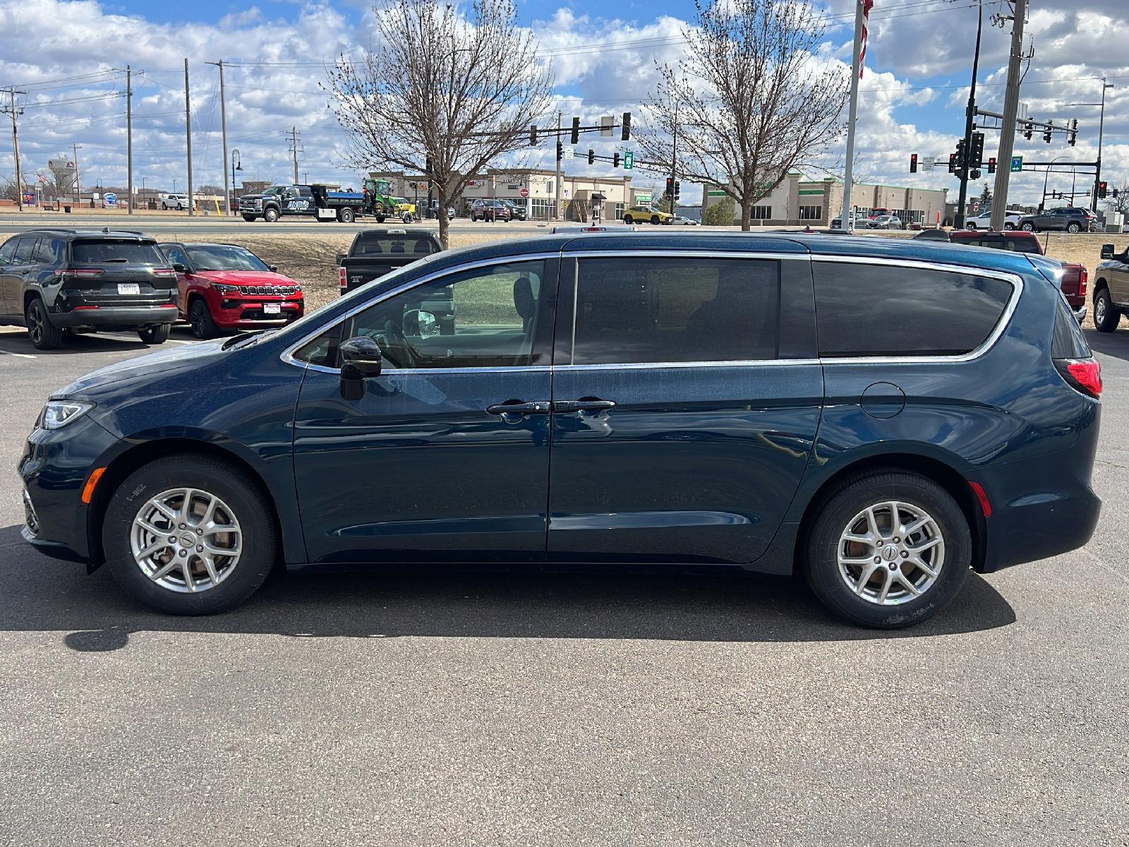 2025 Chrysler Pacifica photo 4