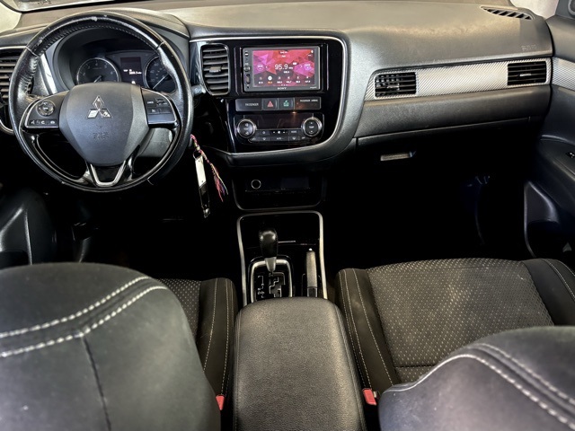 2017 Mitsubishi Outlander ES photo 20