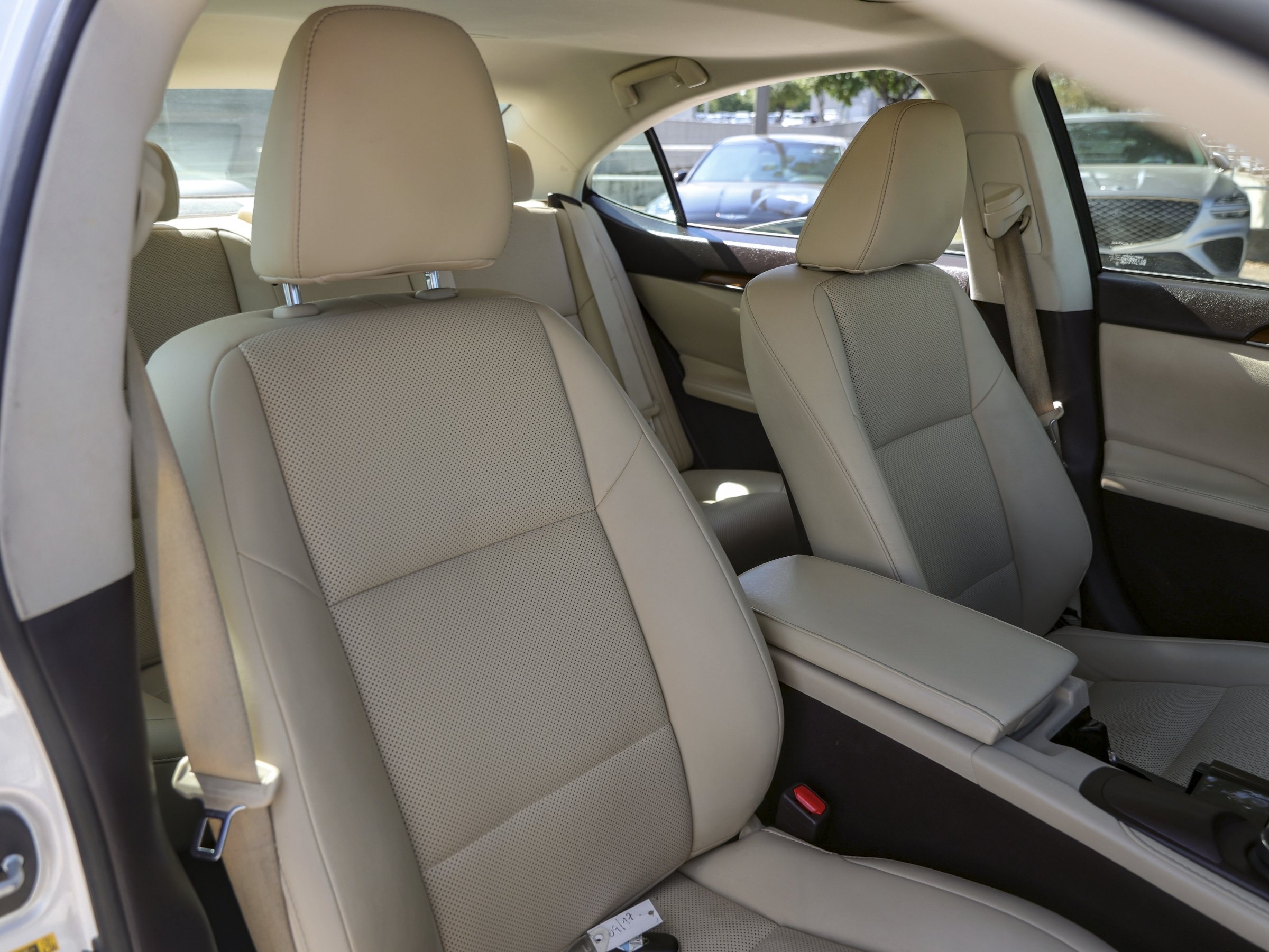 2016 Lexus ES 300h photo 31