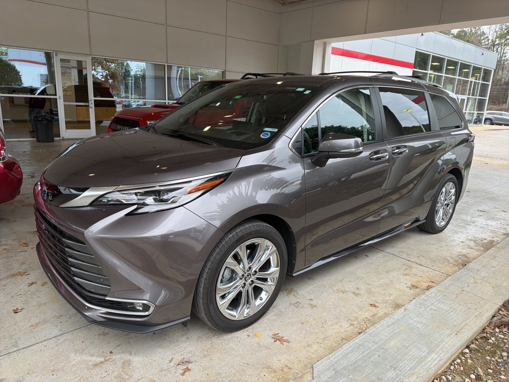 2022 Toyota Sienna Platinum's photo