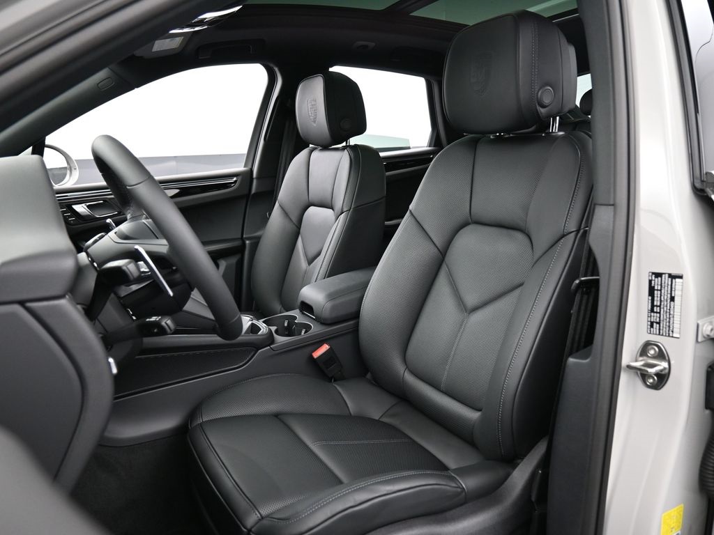 2026 Porsche Macan T photo 3