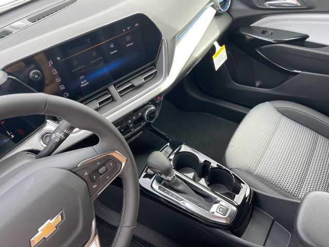 2025 Chevrolet Trax LT photo 23