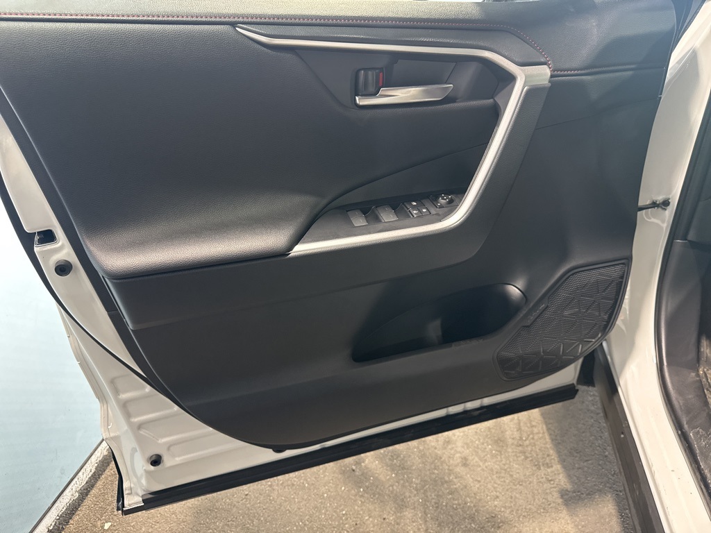 2025 Toyota RAV4 Hybrid XSE photo 30