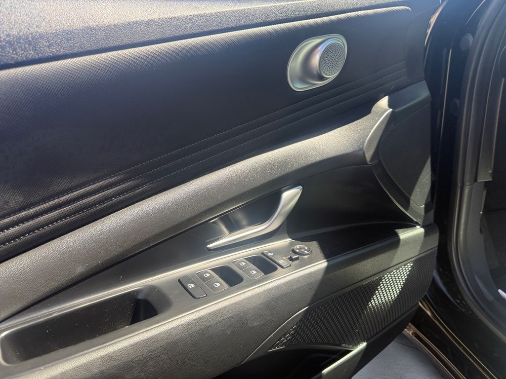 2023 Hyundai Elantra SEL photo 12