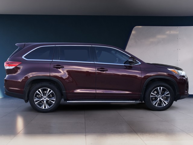 2018 Toyota Highlander LE photo 4