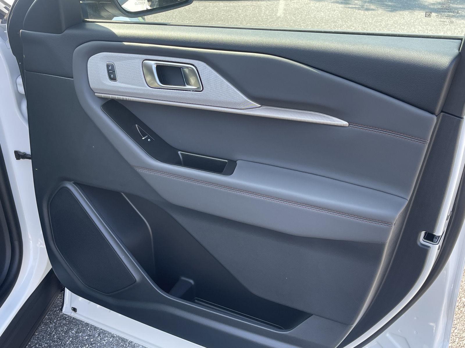2025 Ford Explorer photo 13
