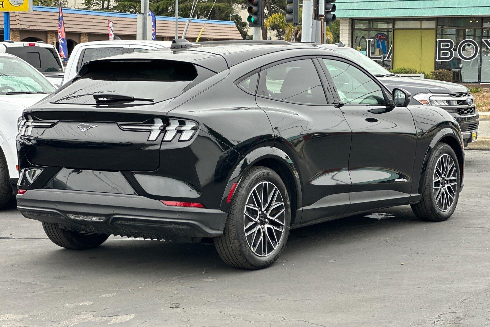 2025 Ford Mustang Mach-E Premium photo 3