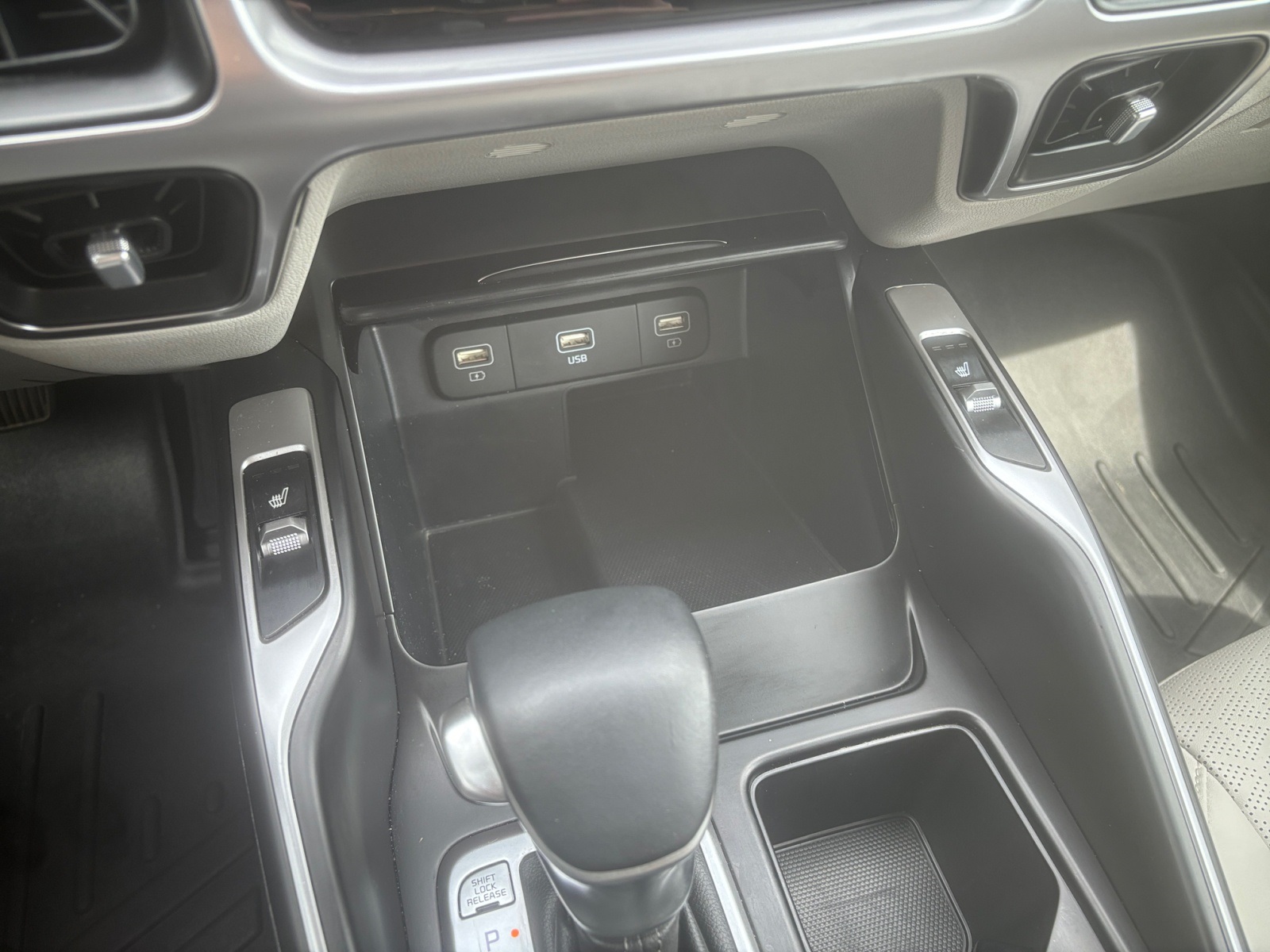 2022 Kia Sorento S photo 23
