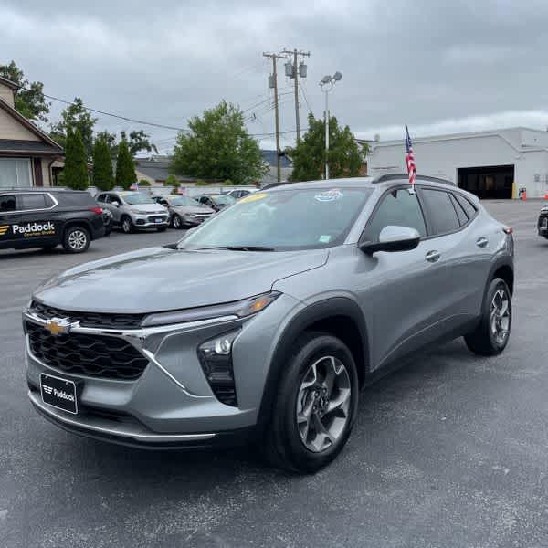 2025 Chevrolet Trax LT photo 2