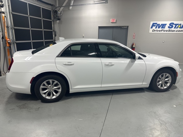 2023 Chrysler 300 Touring photo 9