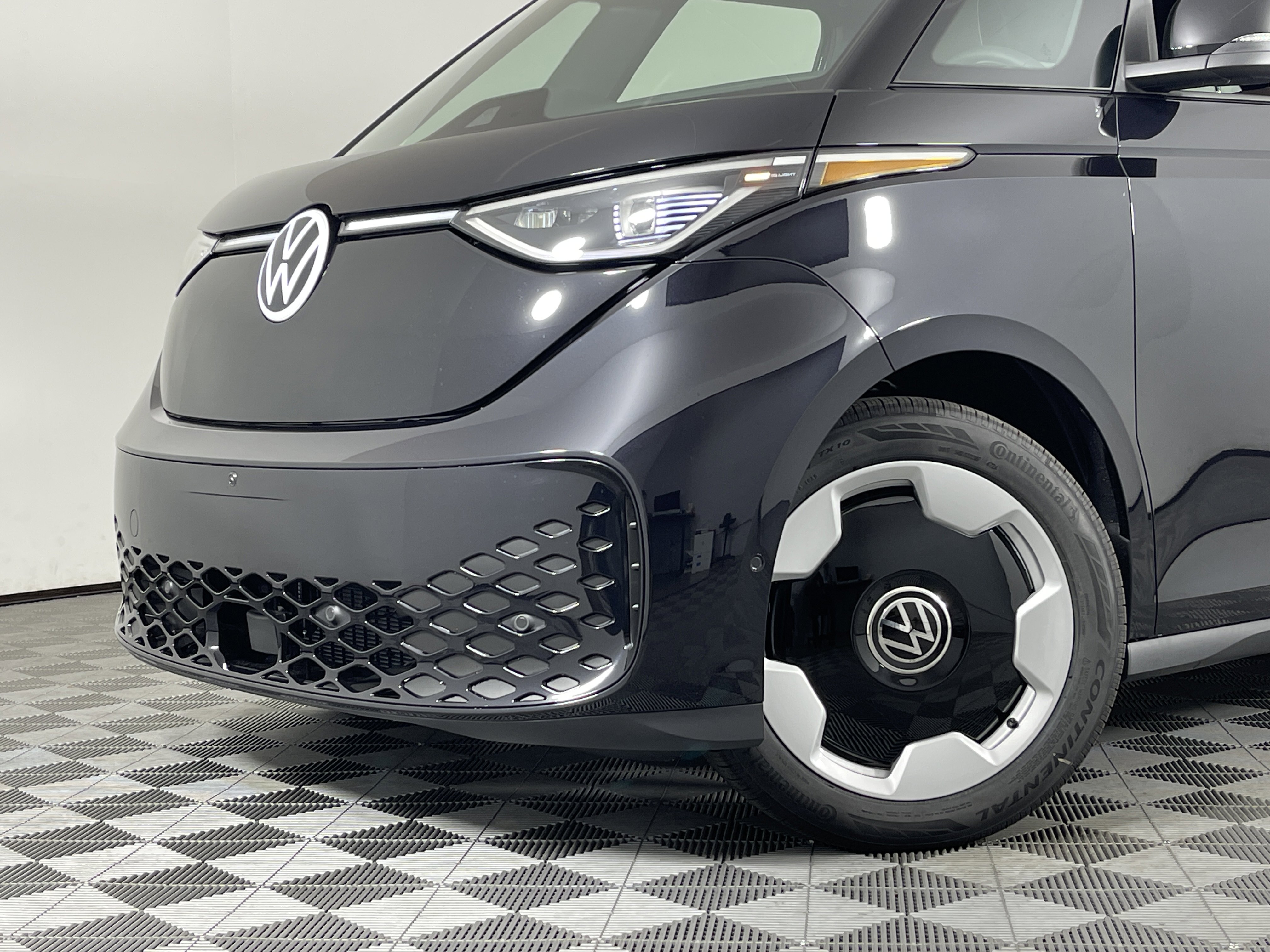 2025 Volkswagen ID. Buzz Pro Plus photo 2