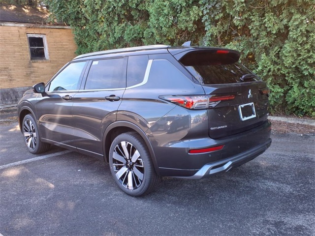 2025 Mitsubishi Outlander SEL photo 2