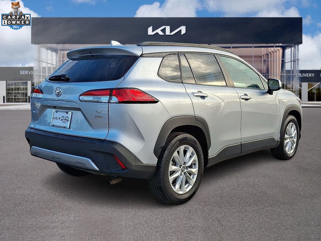 2023 Toyota Corolla Cross LE photo 2