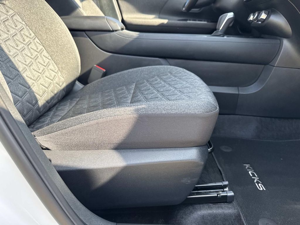 2025 Nissan Kicks SV photo 10