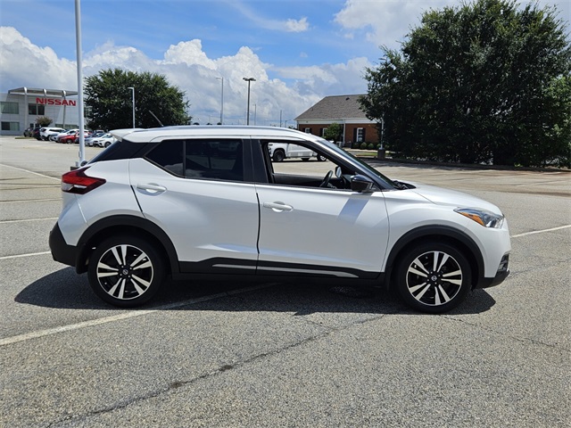 2020 Nissan Kicks SR photo 11