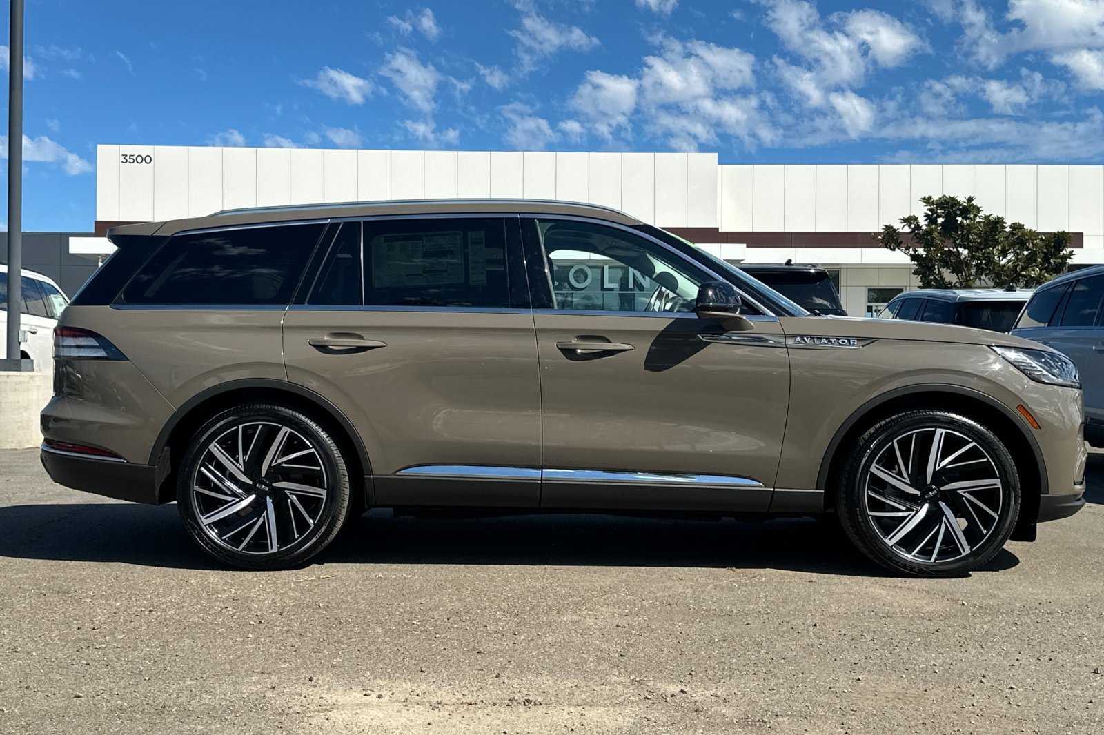 2025 Lincoln Aviator Reserve photo 2