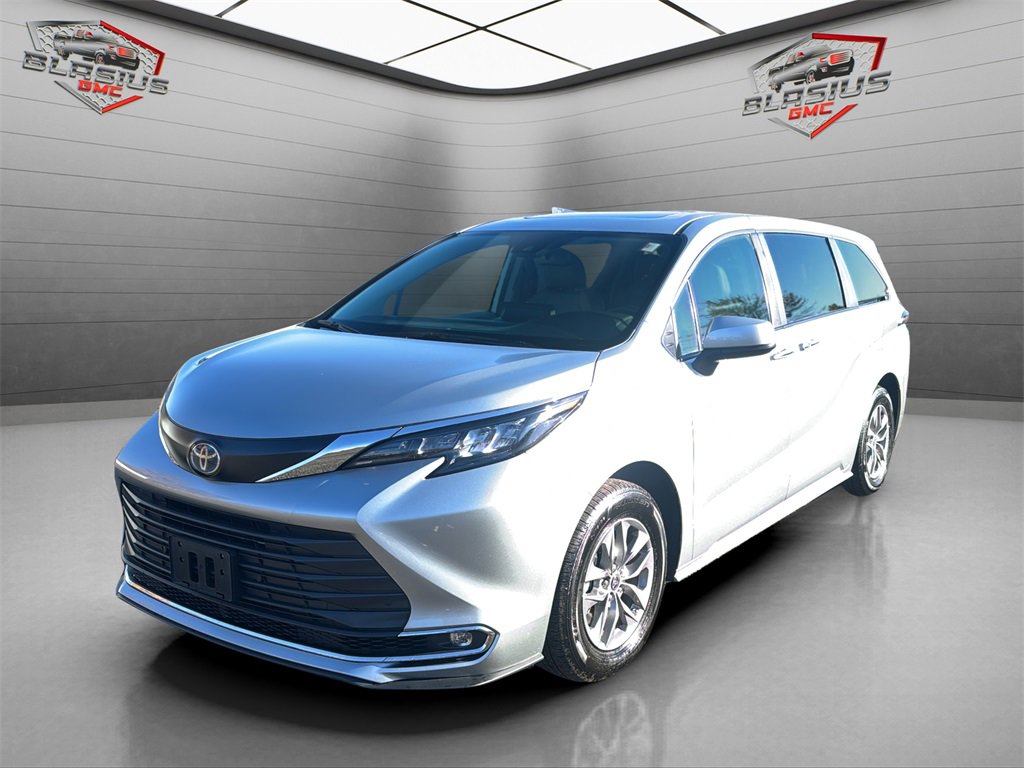 2024 Toyota Sienna XLE's photo