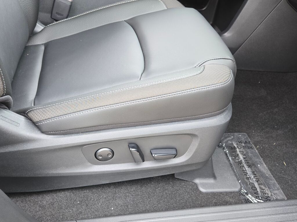 2025 Nissan Pathfinder SL photo 4