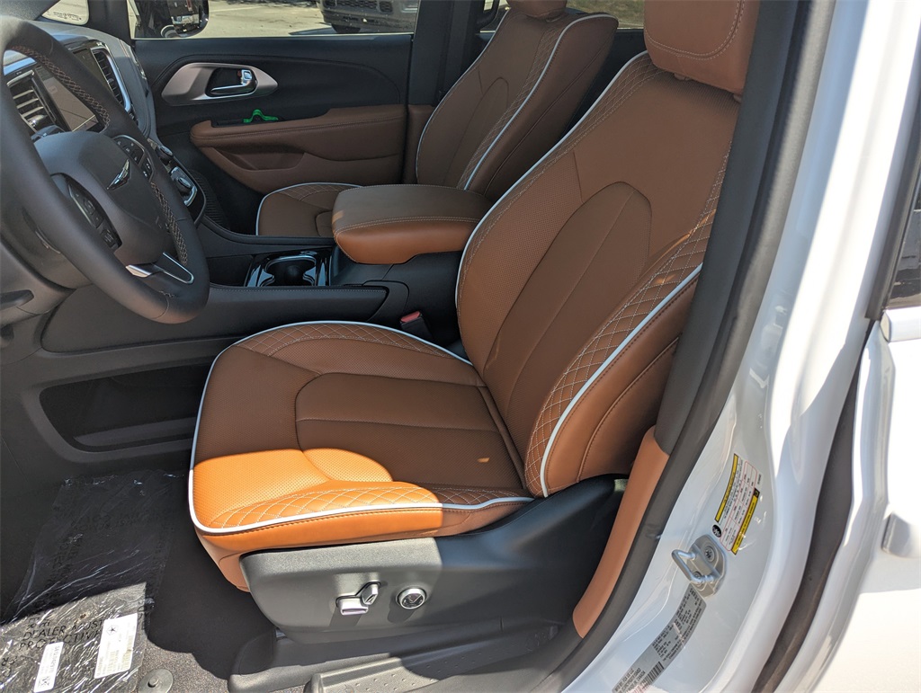 2026 Chrysler Pacifica Pinnacle photo 11