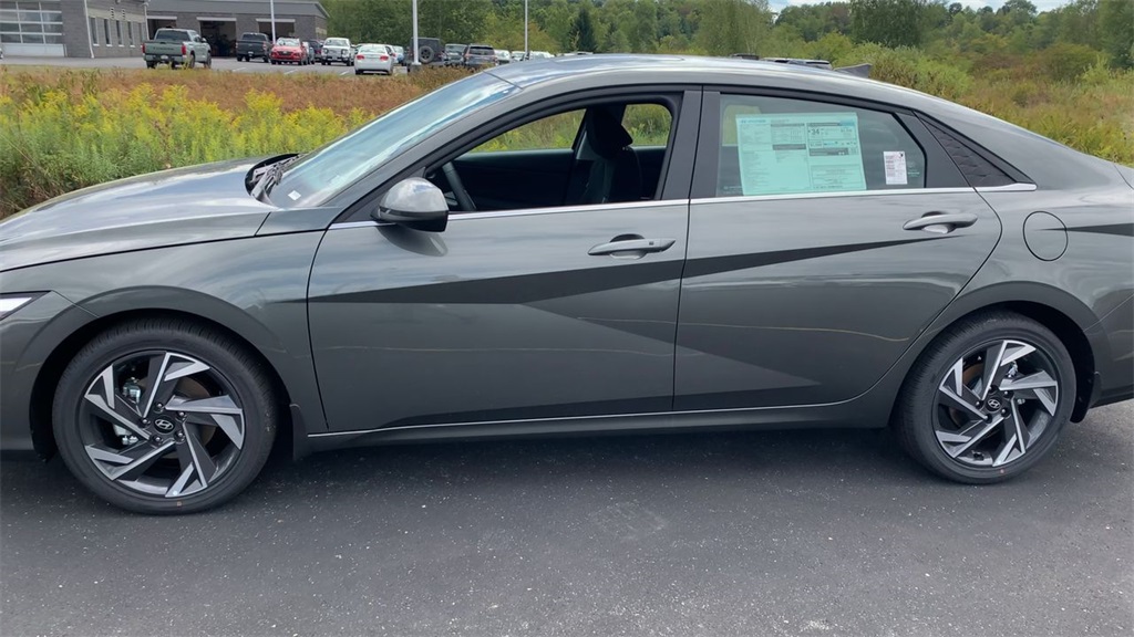 2025 Hyundai Elantra SEL Convenience photo 4