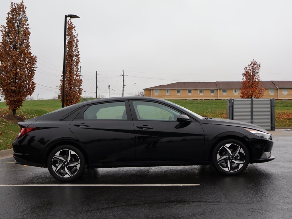 2023 Hyundai Elantra SEL photo 3