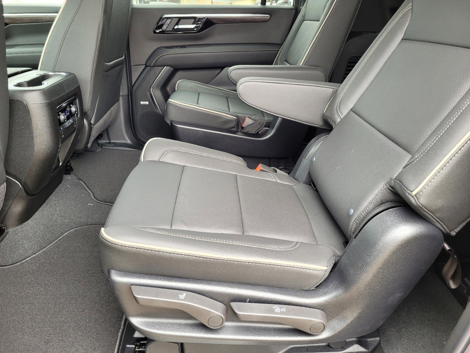 2025 Chevrolet Suburban Premier photo 10