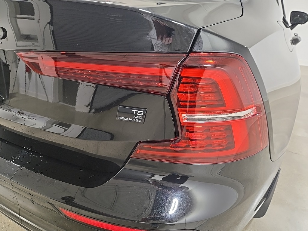 2022 Volvo S60 Recharge T8 Black Edition R-Design photo 9