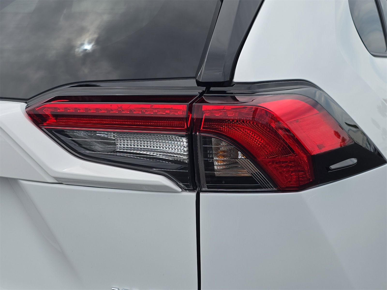 2024 Toyota RAV4 Hybrid XLE photo 8