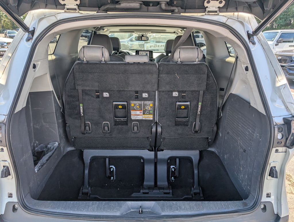 2021 Toyota Sienna XLE photo 4